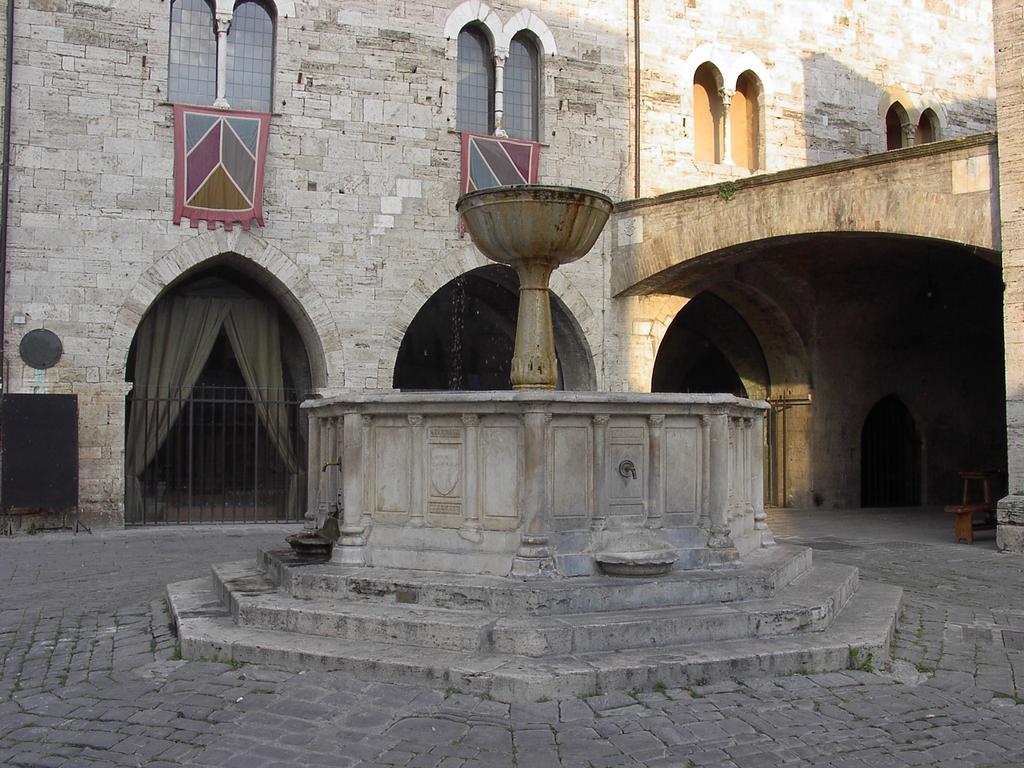 Hotel Palazzo Brunamonti Bevagna Bagian luar foto
