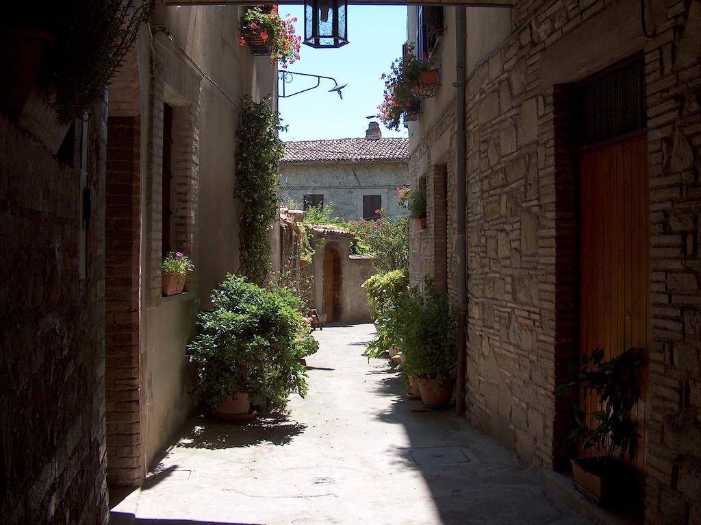 Hotel Palazzo Brunamonti Bevagna Bagian luar foto
