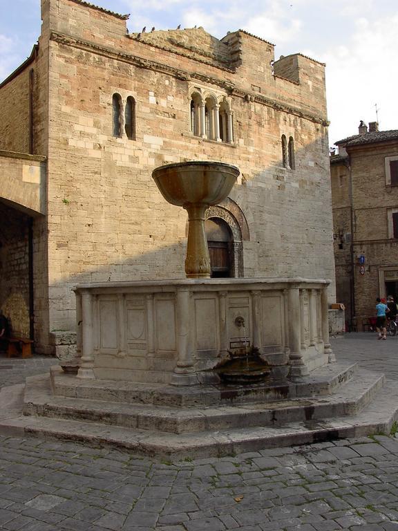 Hotel Palazzo Brunamonti Bevagna Bagian luar foto