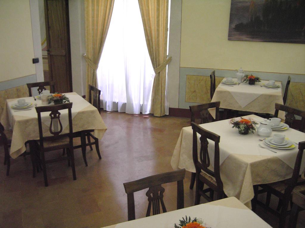 Hotel Palazzo Brunamonti Bevagna Bagian luar foto