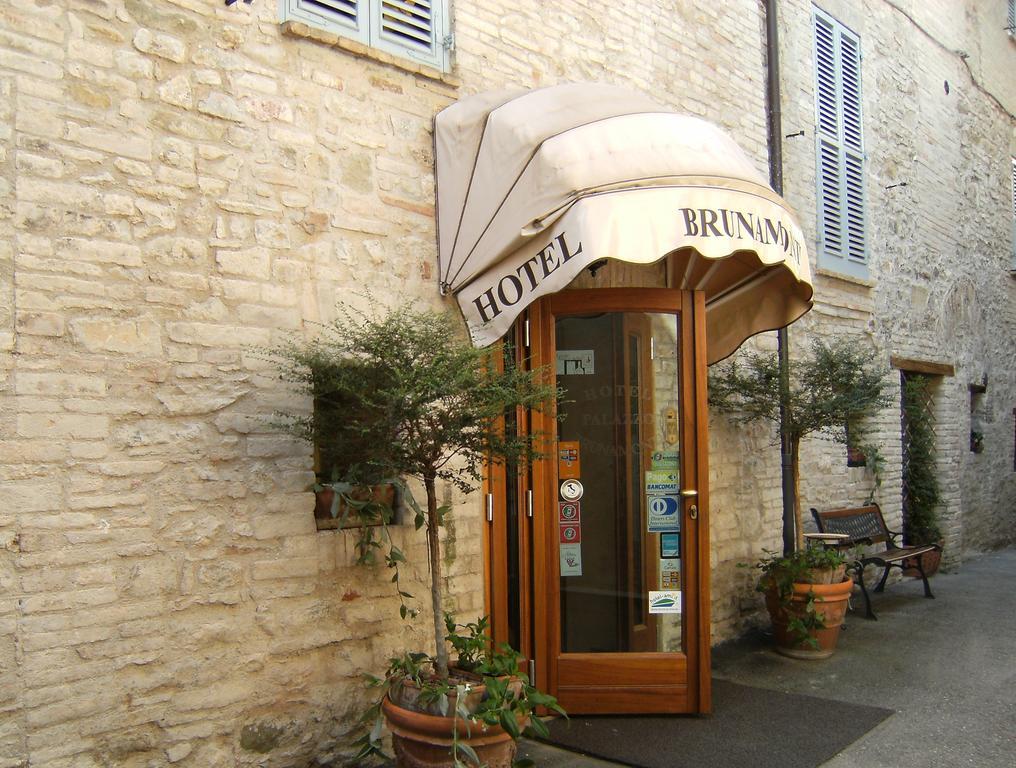 Hotel Palazzo Brunamonti Bevagna Bagian luar foto