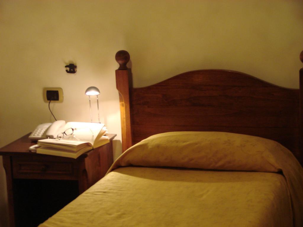 Hotel Palazzo Brunamonti Bevagna Bagian luar foto