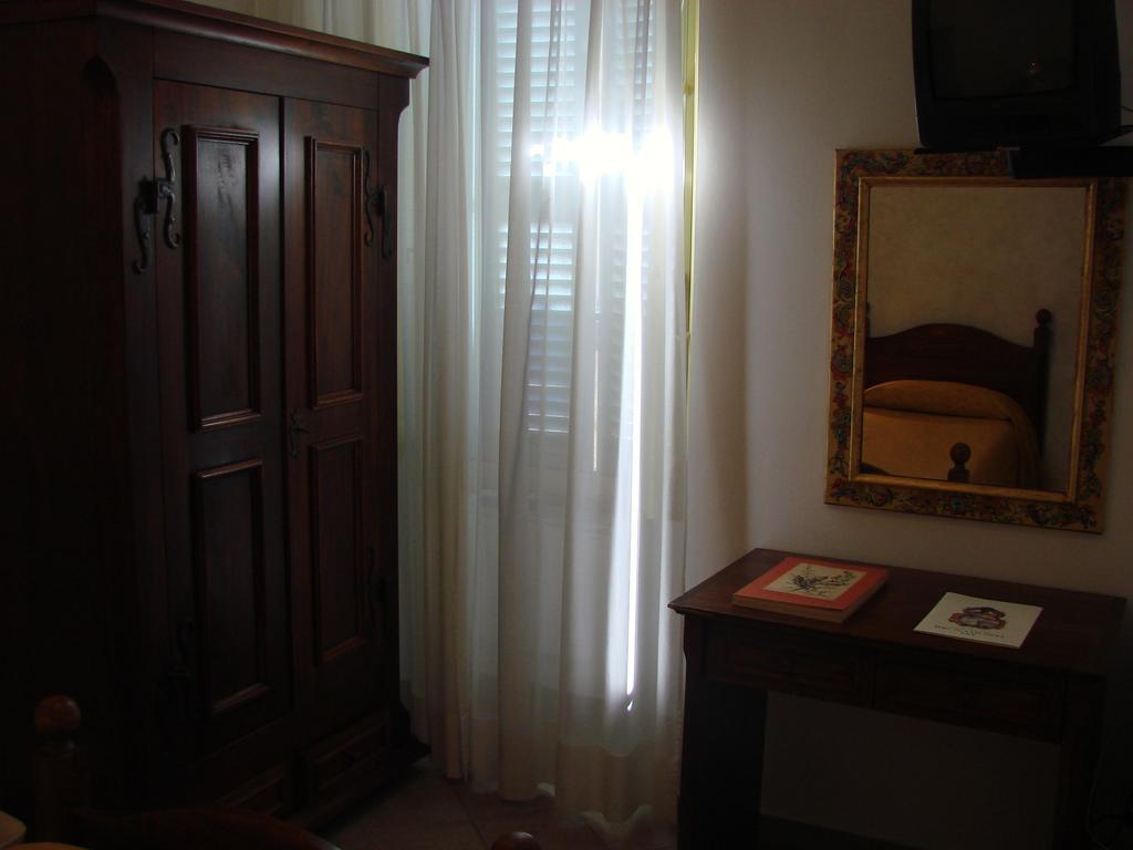 Hotel Palazzo Brunamonti Bevagna Bagian luar foto