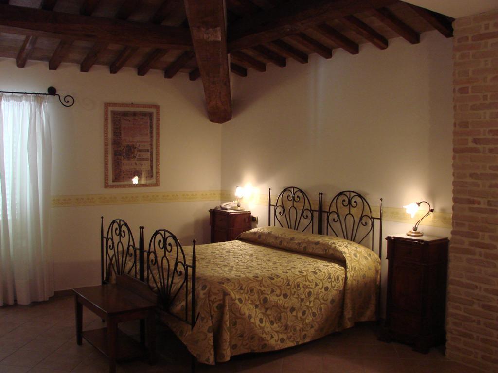Hotel Palazzo Brunamonti Bevagna Bagian luar foto