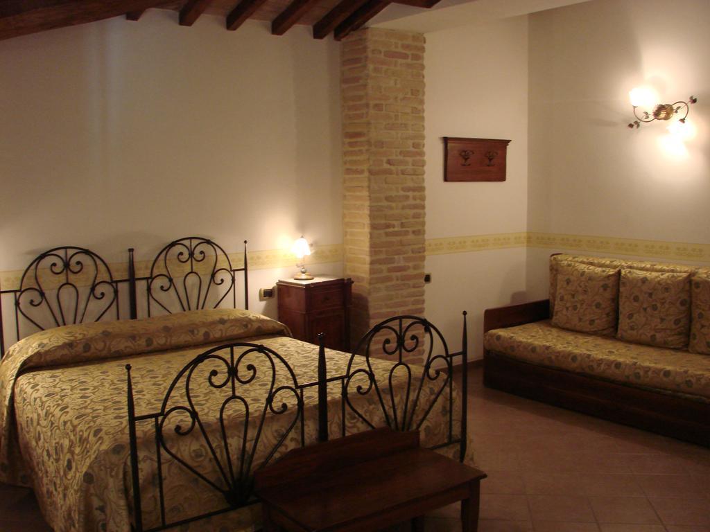 Hotel Palazzo Brunamonti Bevagna Bagian luar foto