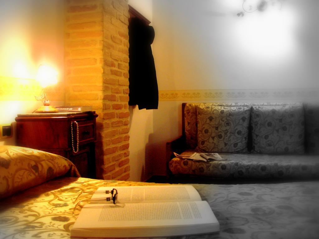 Hotel Palazzo Brunamonti Bevagna Bagian luar foto
