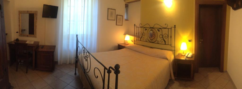 Hotel Palazzo Brunamonti Bevagna Bagian luar foto