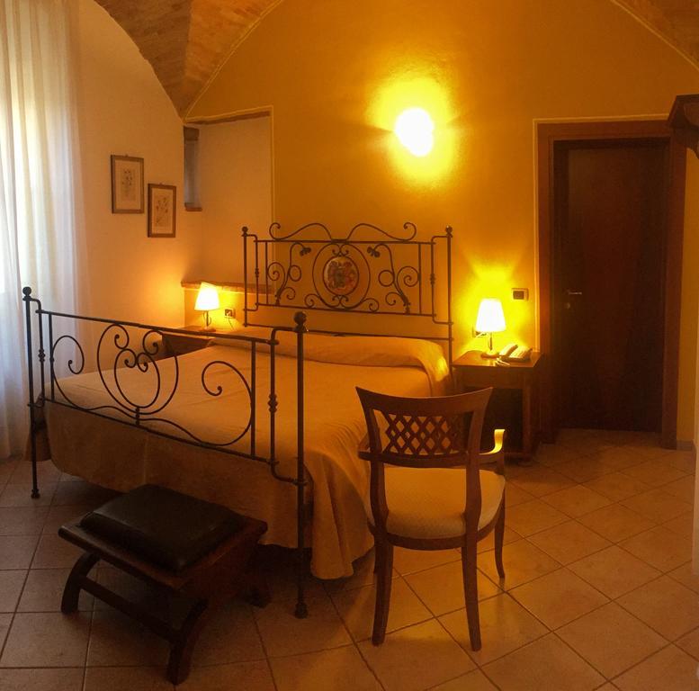 Hotel Palazzo Brunamonti Bevagna Bagian luar foto