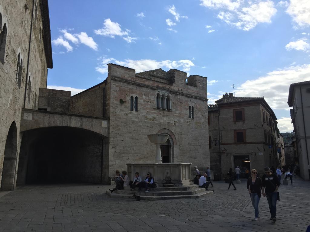Hotel Palazzo Brunamonti Bevagna Bagian luar foto