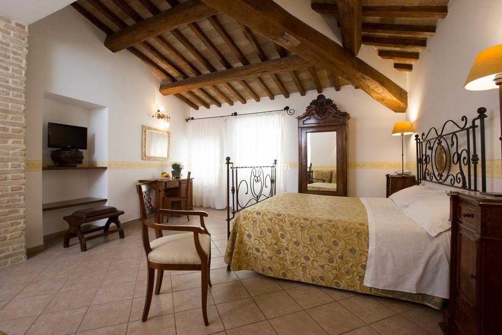 Hotel Palazzo Brunamonti Bevagna Bagian luar foto