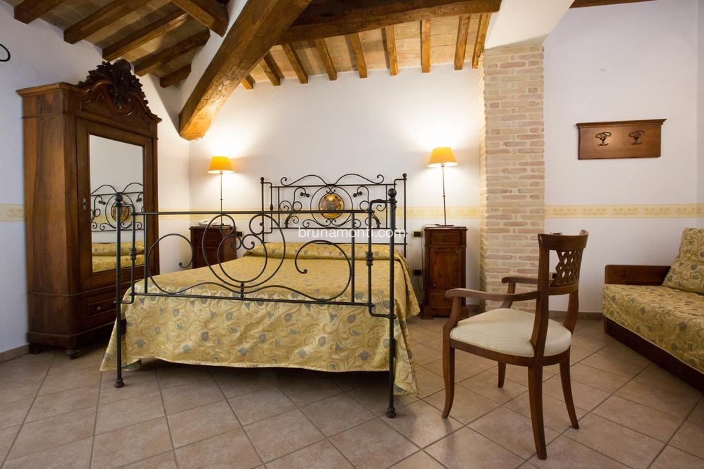 Hotel Palazzo Brunamonti Bevagna Bagian luar foto
