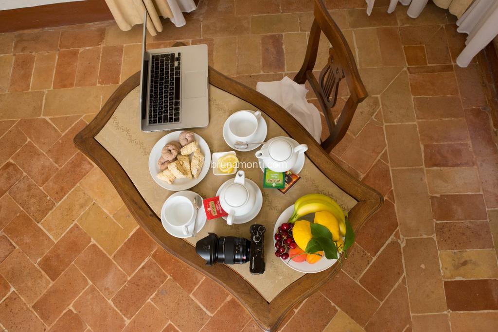 Hotel Palazzo Brunamonti Bevagna Bagian luar foto
