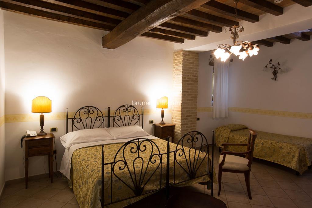 Hotel Palazzo Brunamonti Bevagna Bagian luar foto