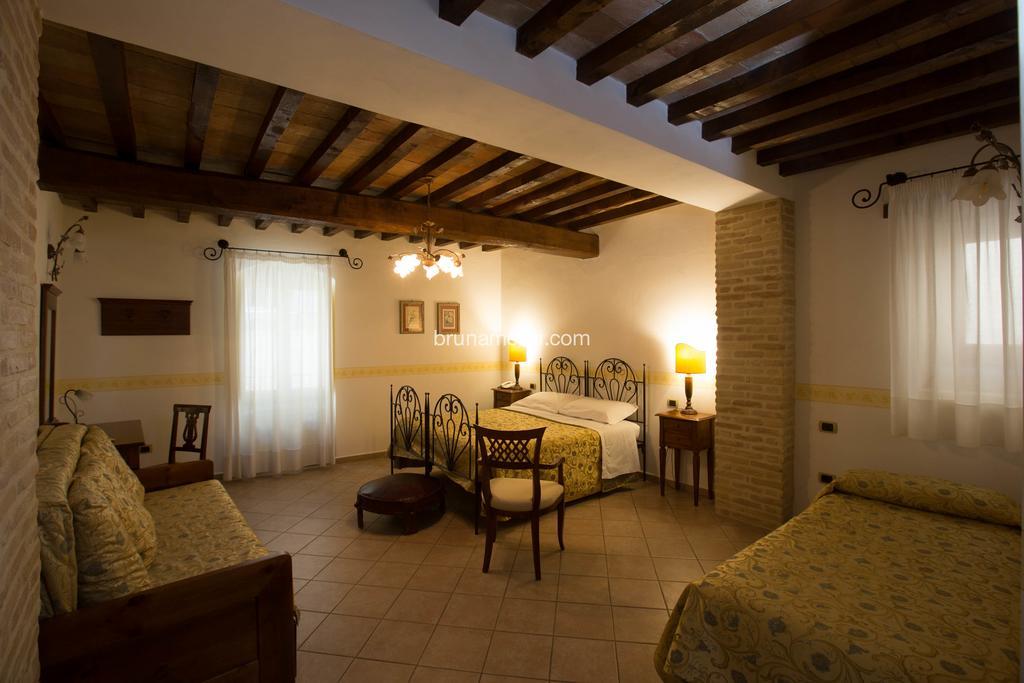 Hotel Palazzo Brunamonti Bevagna Bagian luar foto