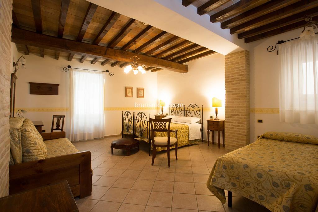 Hotel Palazzo Brunamonti Bevagna Bagian luar foto