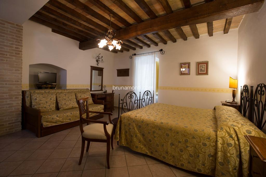 Hotel Palazzo Brunamonti Bevagna Bagian luar foto