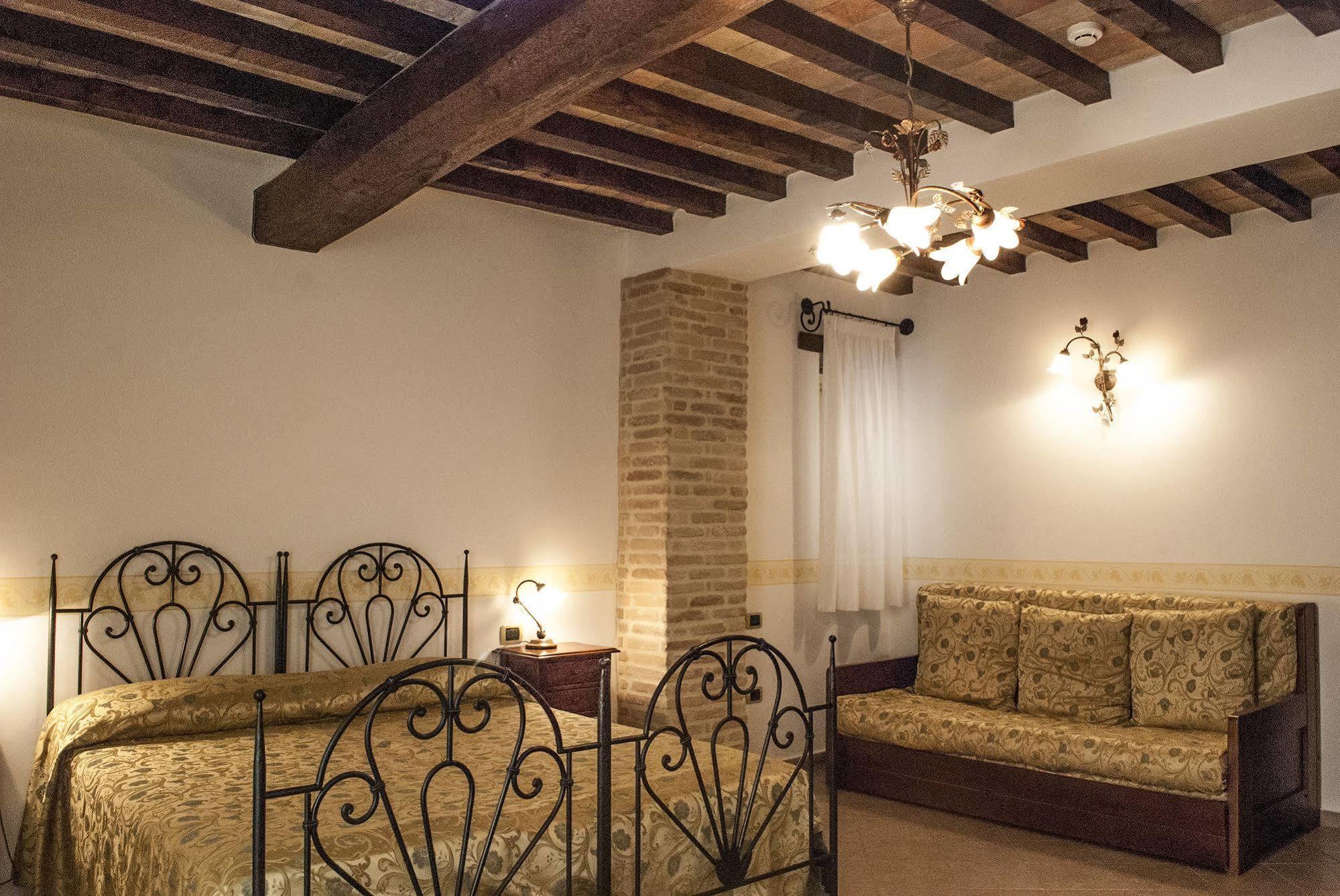 Hotel Palazzo Brunamonti Bevagna Bagian luar foto